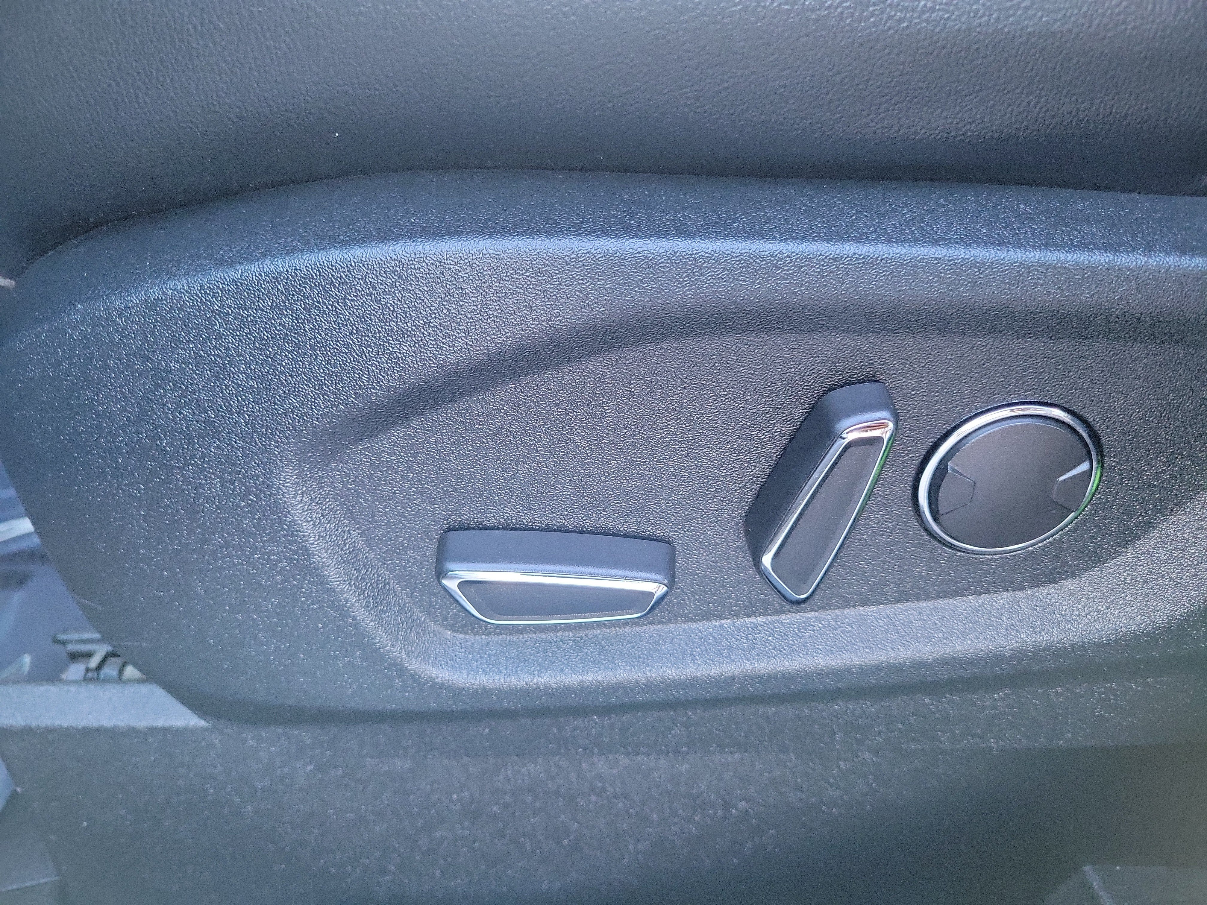 Used 2019 Ford Edge Titanium w/ Equipment Group 301A FWD image 23