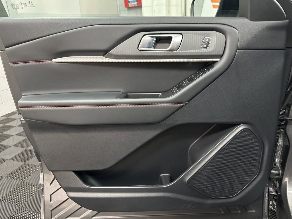 Used 2025 Ford Explorer ST-Line image 19