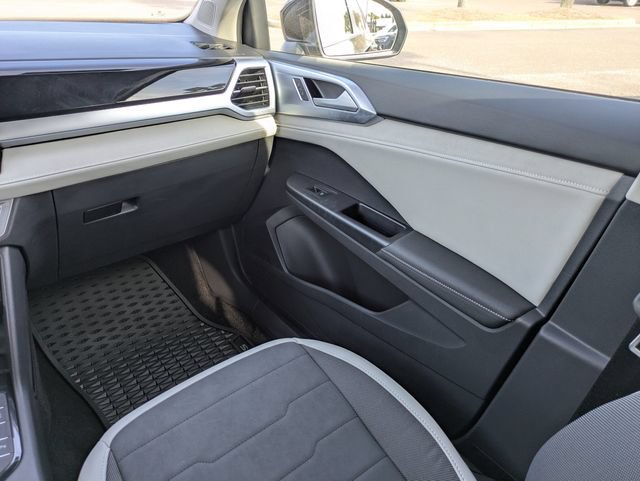 Certified 2025 Volkswagen Taos SE FWD image 17