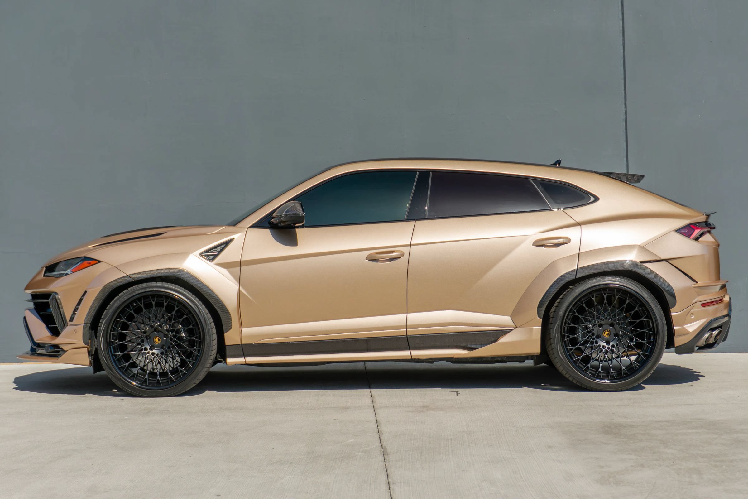 Used 2023 Lamborghini Urus Performante AWD/4WD image 2
