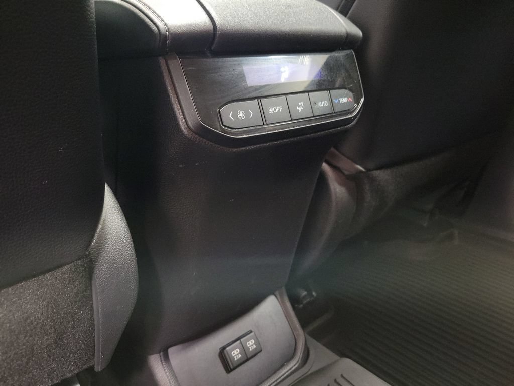 Used 2020 Toyota Highlander XLE FWD image 32
