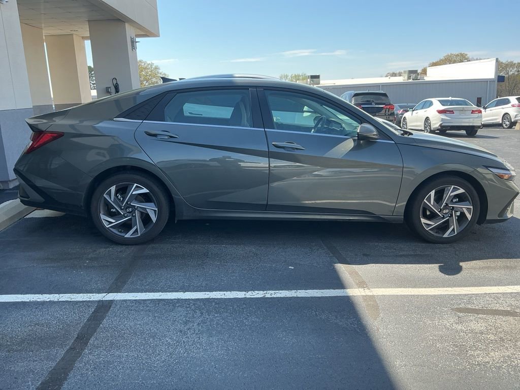 Used 2025 Hyundai Elantra Limited image 2
