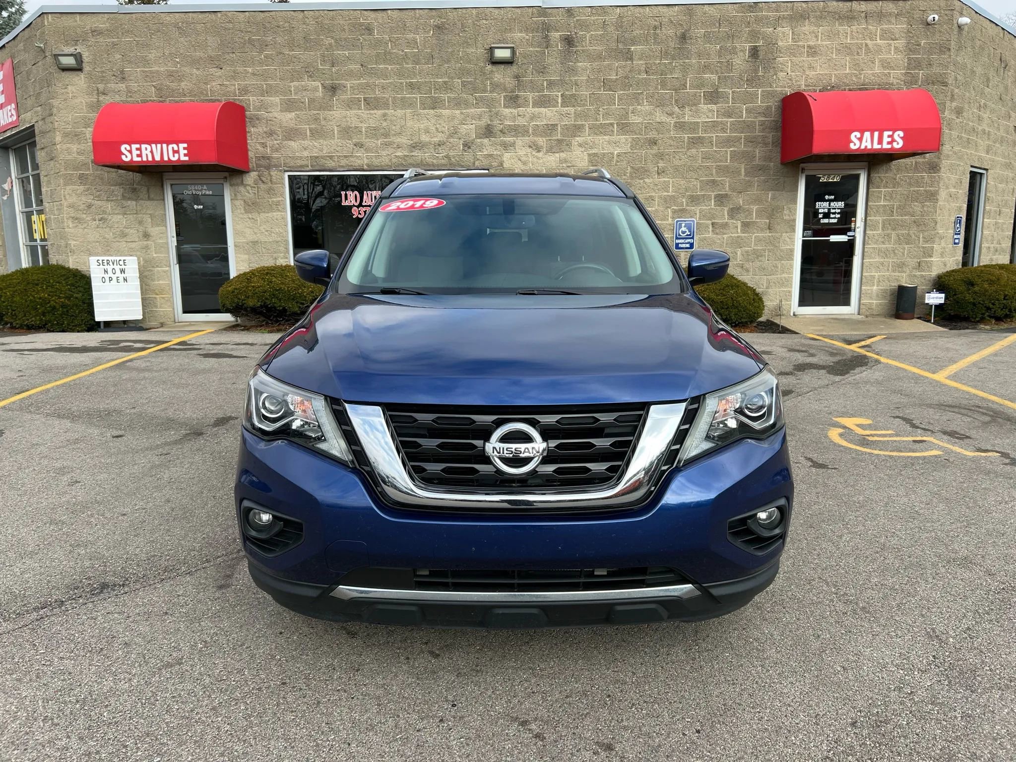 Used 2019 Nissan Pathfinder SV image 2