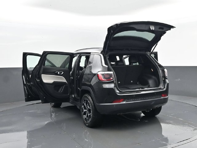 Used 2025 Jeep Compass Limited AWD/4WD image 31