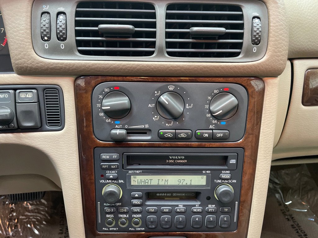 Used 2004 Volvo C70 HT image 25