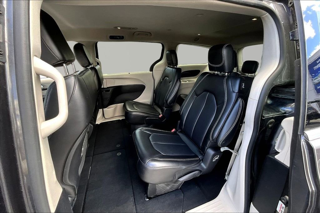 Used 2023 Chrysler Pacifica Touring-L FWD image 20