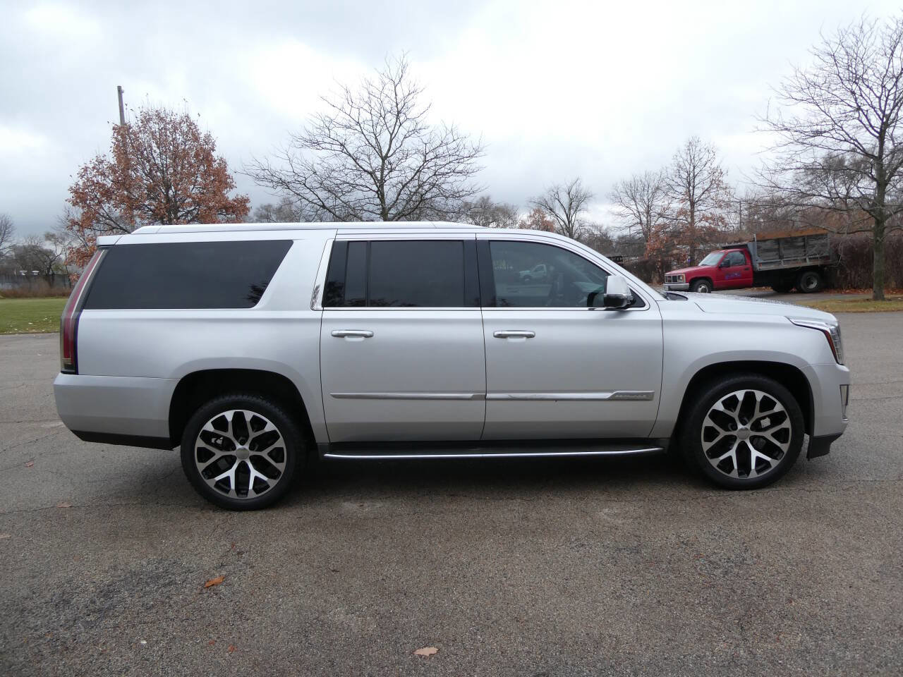 Used 2015 Cadillac Escalade ESV Luxury image 4