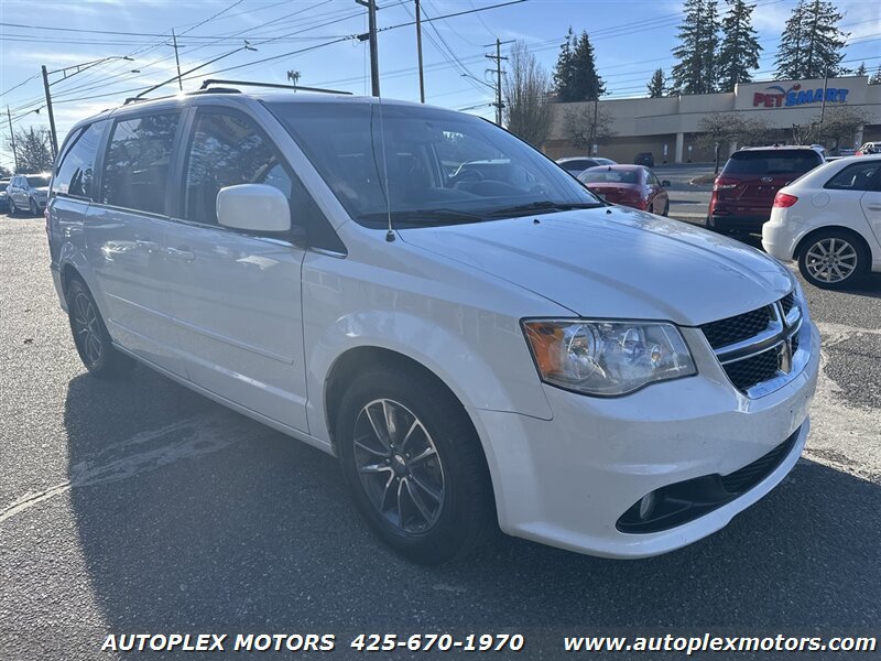 Used 2017 Dodge Grand Caravan SXT FWD image 1