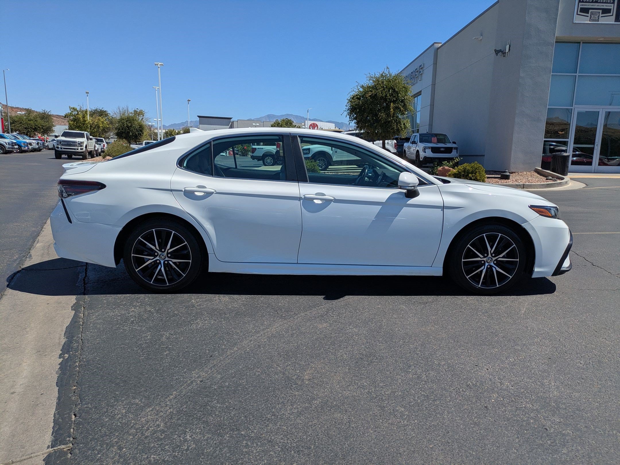 Used 2023 Toyota Camry SE FWD image 2