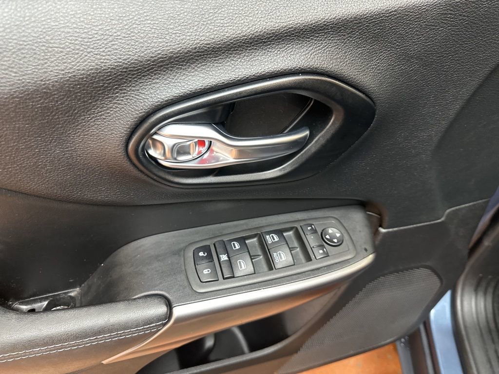 Used 2021 Jeep Cherokee Latitude Plus image 23