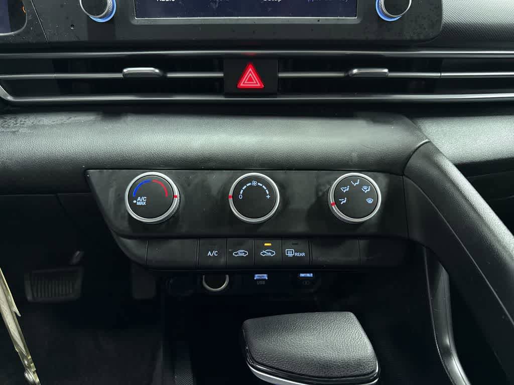 Used 2022 Hyundai Elantra SE FWD image 21