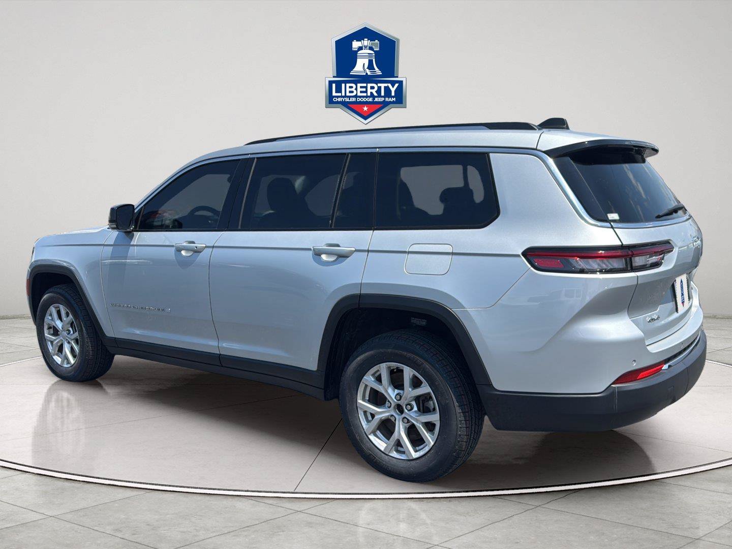 Used 2023 Jeep Grand Cherokee L Limited AWD/4WD image 7