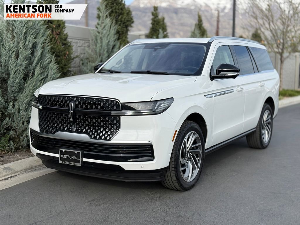 Used 2025 Lincoln Navigator Reserve image 3