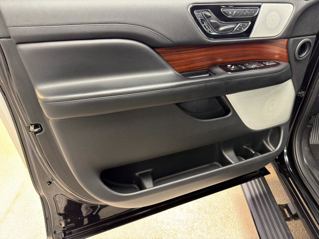 Used 2020 Lincoln Navigator Reserve w/ Luxury Package AWD/4WD image 14