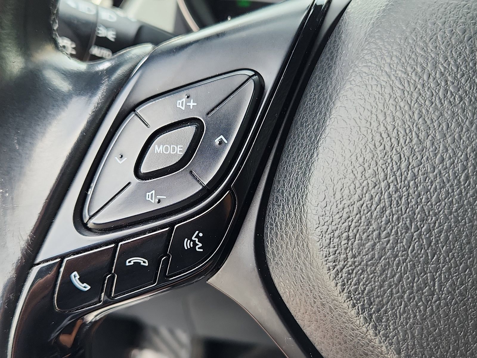 Used 2019 Toyota C-HR XLE FWD image 18