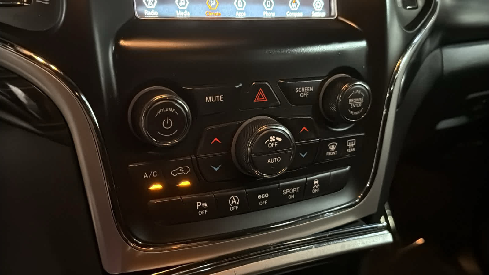 Used 2019 Jeep Grand Cherokee Laredo AWD/4WD image 18