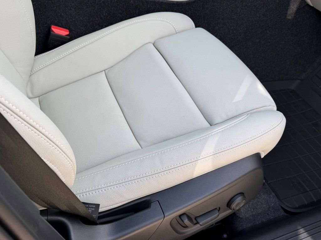 New 2026 Volvo XC40 B5 Ultra w/ Protection Package Premier image 12