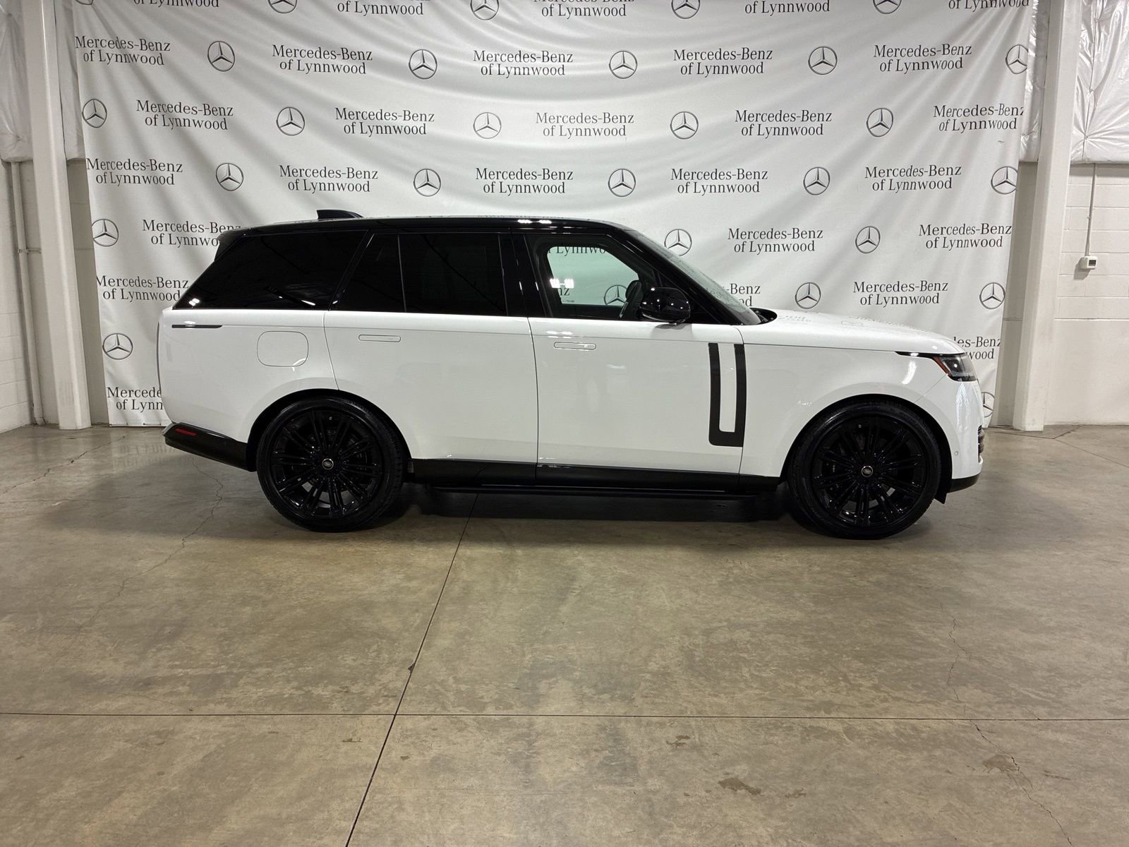 Used 2025 Land Rover Range Rover SE image 3