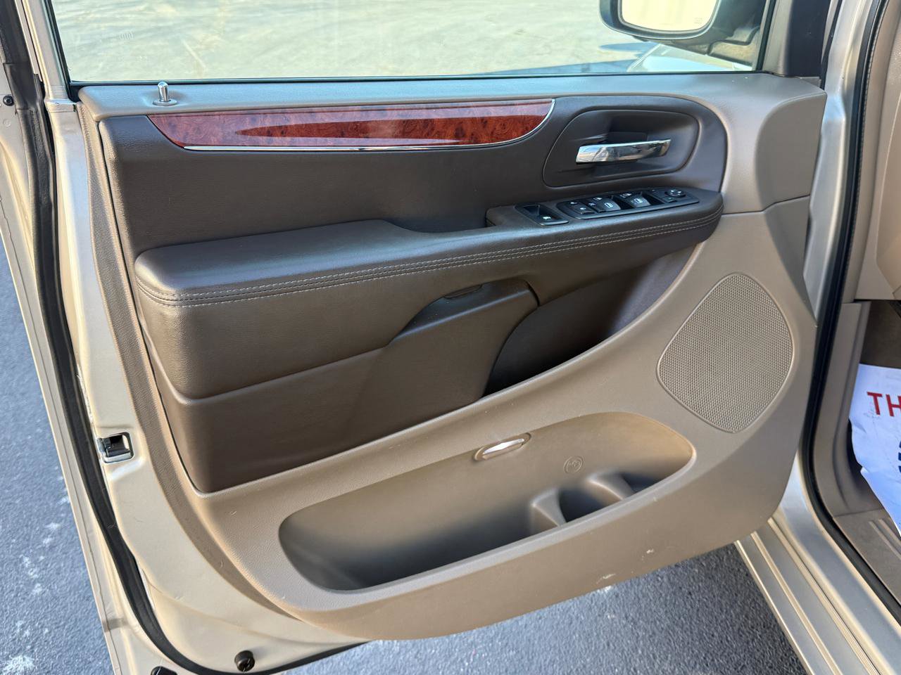 Used 2014 Chrysler Town & Country Touring-L w/ Driver Convenience Group FWD image 8