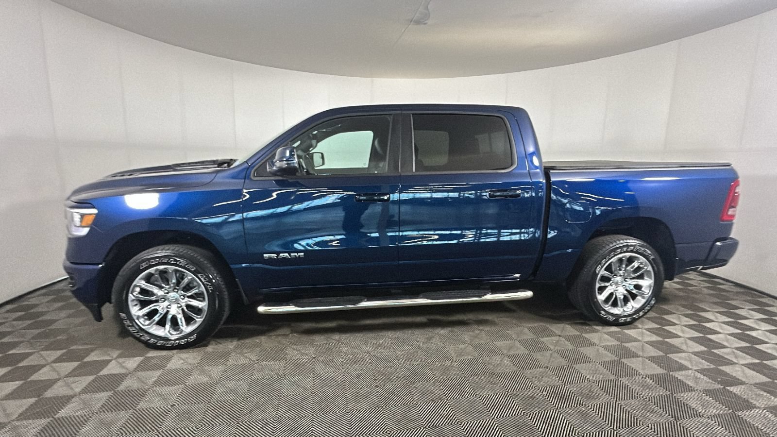 Used 2024 RAM 1500 Laramie AWD/4WD image 7