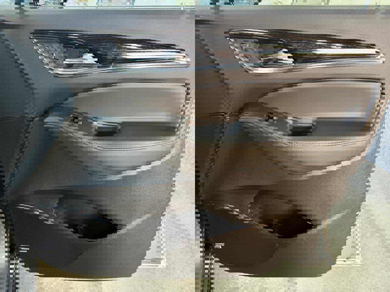 Used 2021 Buick Enclave Avenir w/ Avenir Technology Package image 38