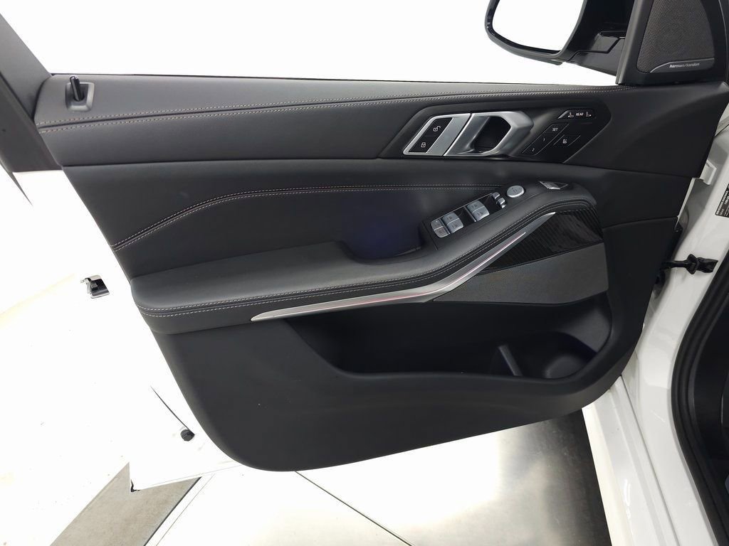 Used 2025 BMW X7 M60i w/ Climate Comfort Package image 16