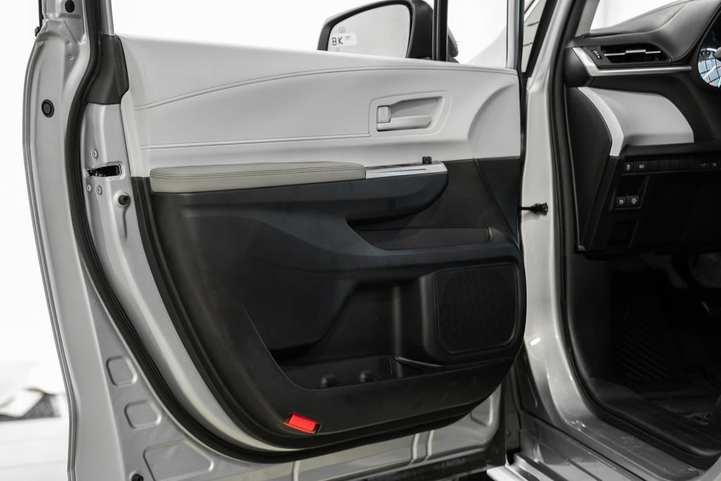 Used 2025 Toyota Sienna LE FWD image 35