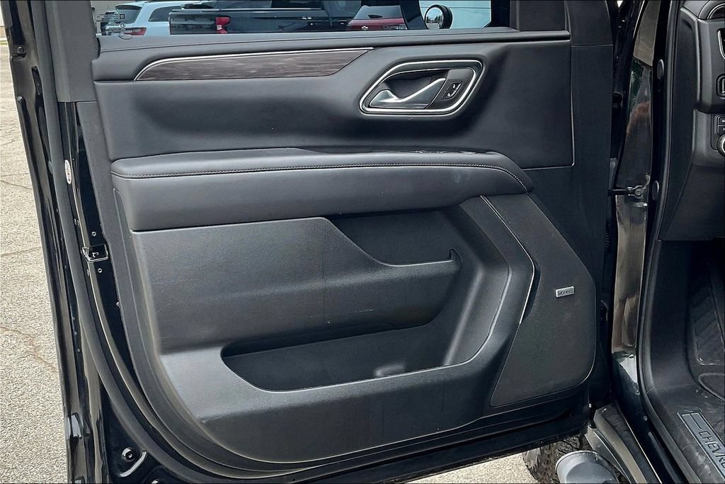 Used 2024 Chevrolet Tahoe Z71 w/ Luxury Package AWD/4WD image 19