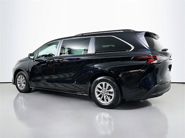 Used 2025 Toyota Sienna XLE image 5