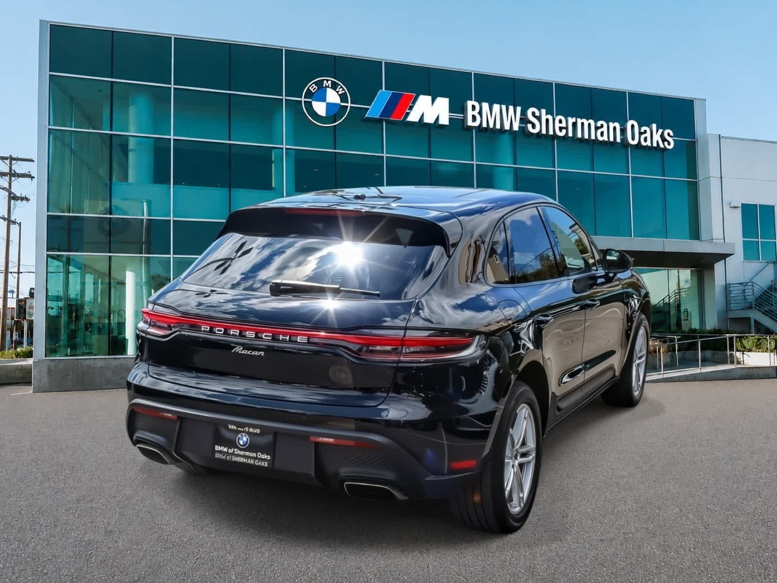 Used 2023 Porsche Macan AWD/4WD image 4