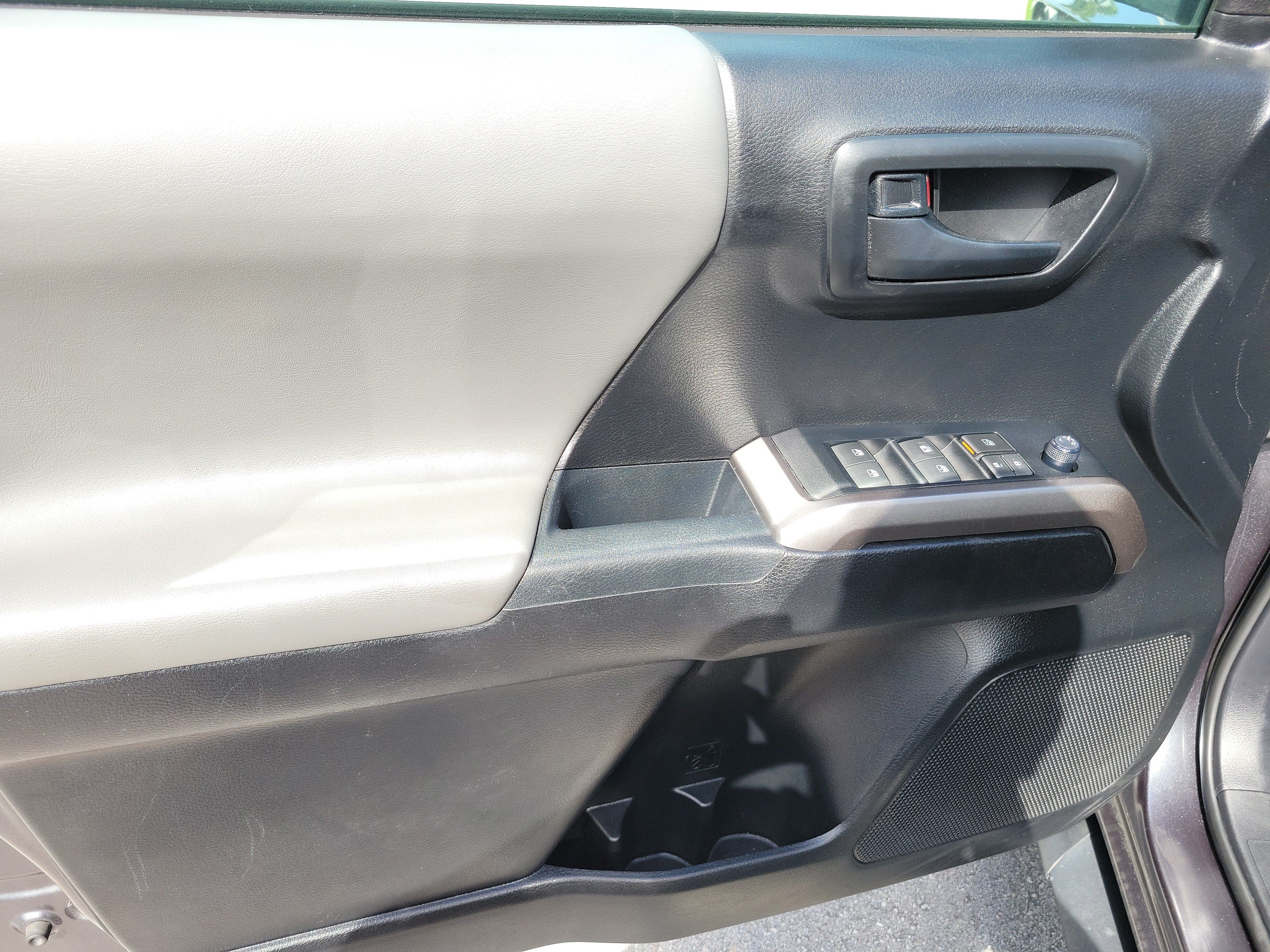 Used 2021 Toyota Tacoma SR5 RWD image 19
