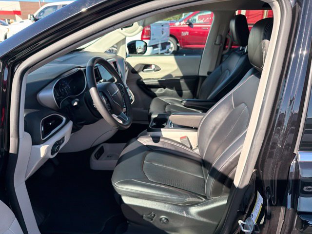 Used 2024 Chrysler Pacifica Touring-L FWD image 12