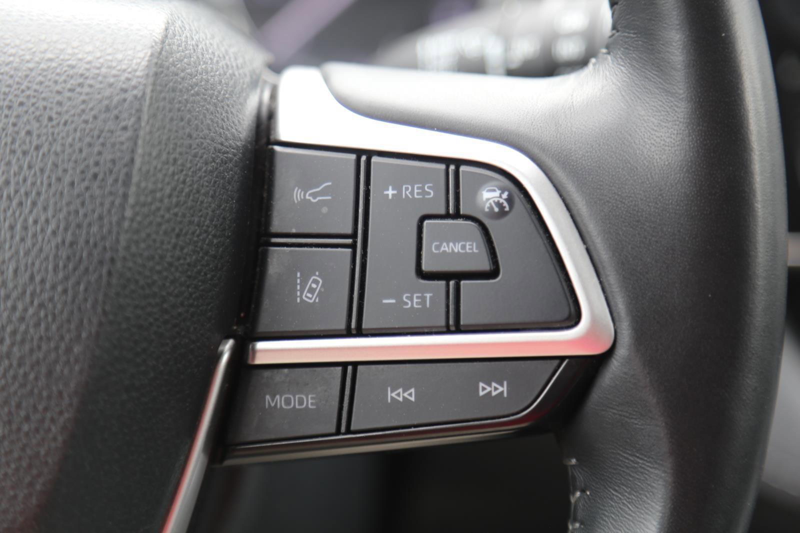 Used 2024 Toyota Highlander LE FWD image 11