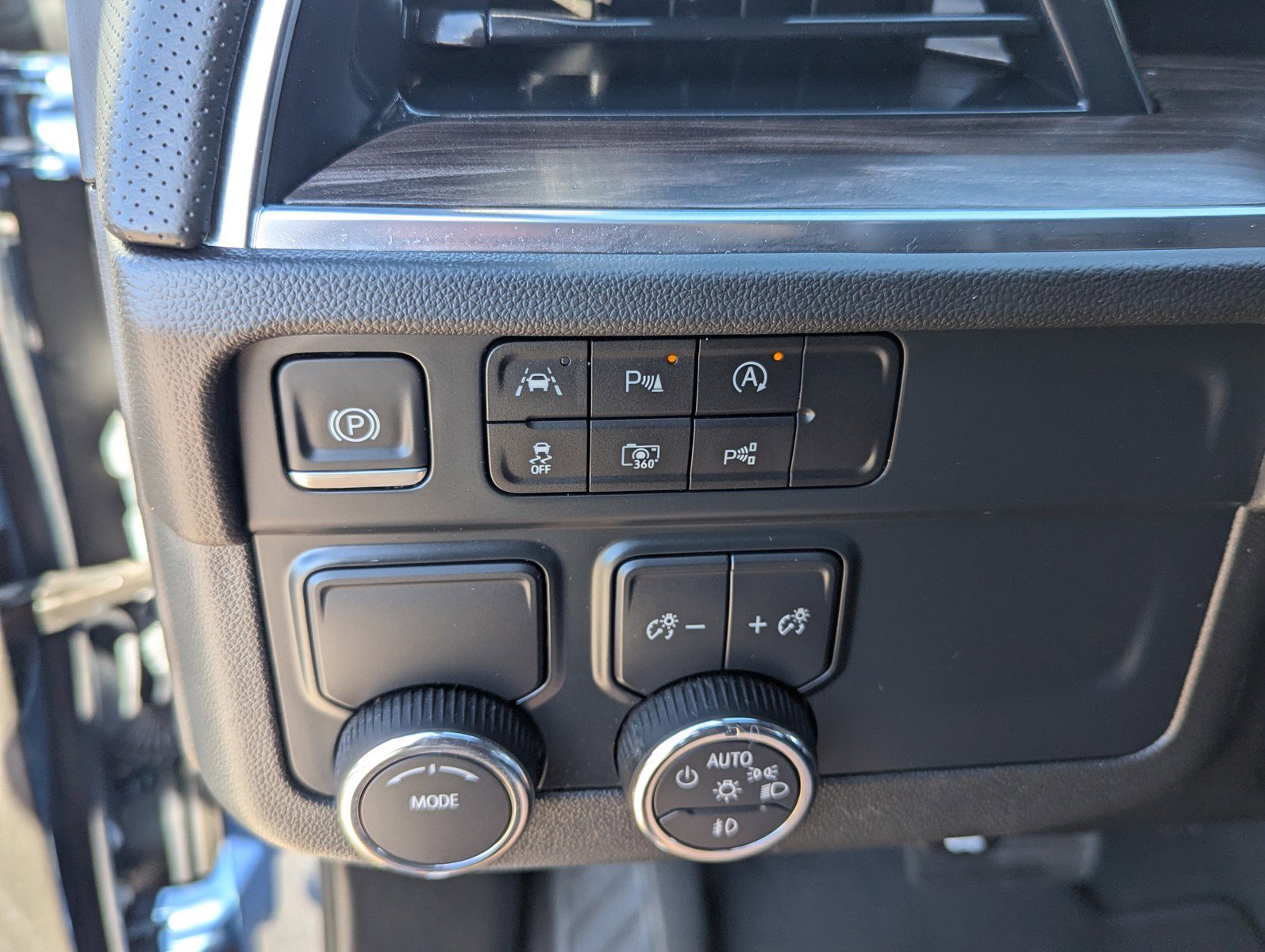 Certified 2025 Chevrolet Suburban Premier image 30