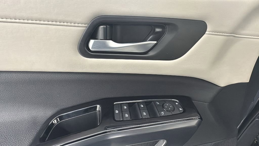 Used 2025 Nissan Pathfinder SL image 22