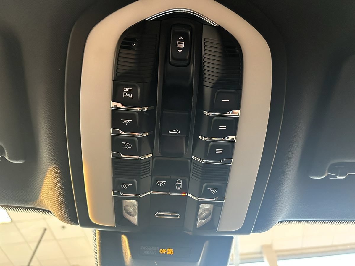 Used 2017 Porsche Macan GTS AWD/4WD image 37