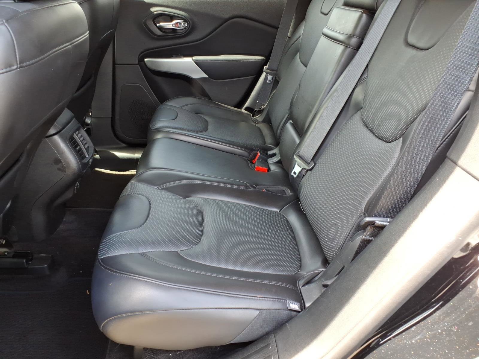 Used 2018 Jeep Cherokee Overland w/ Technology Group image 11