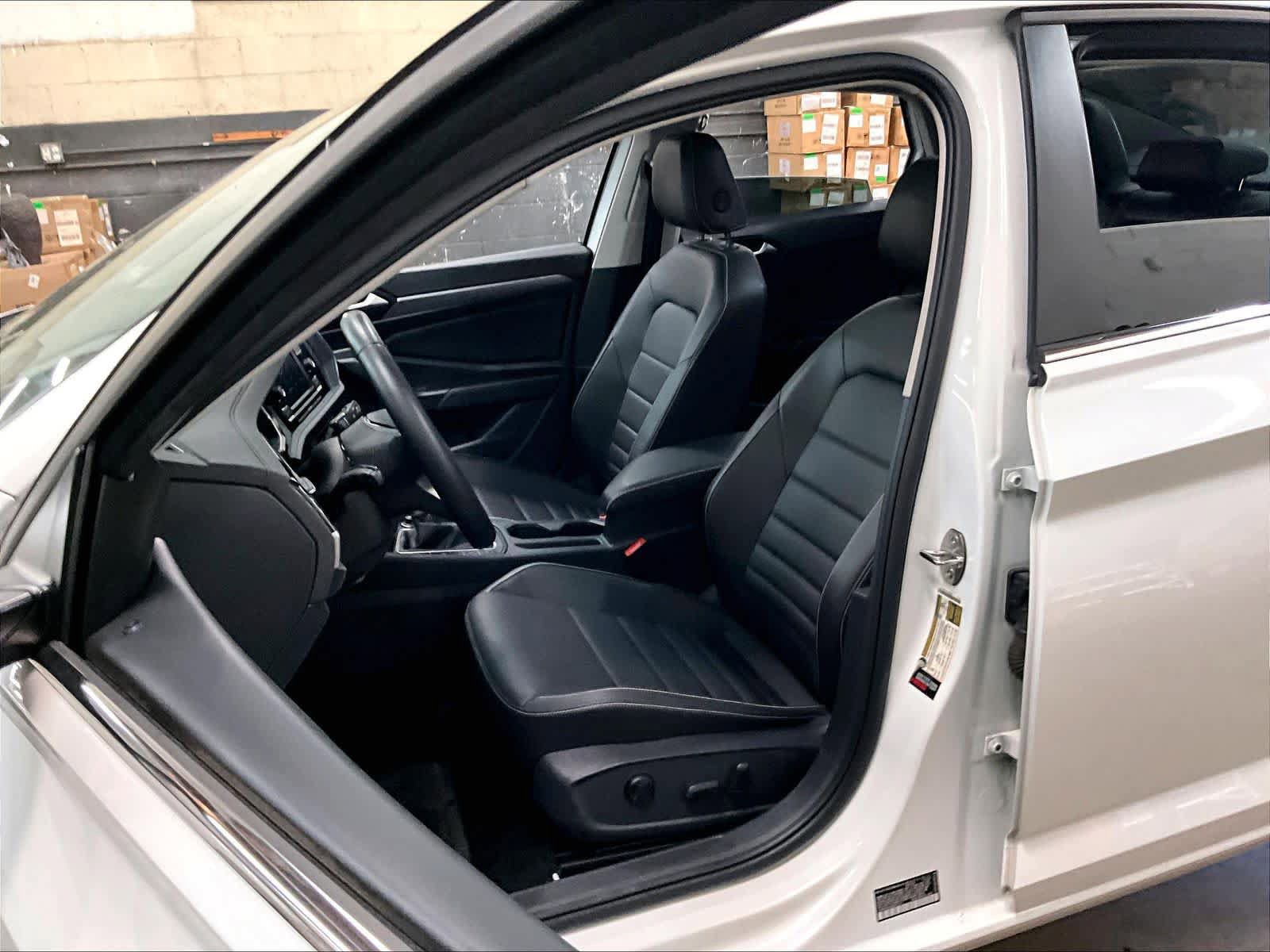 Used 2024 Volkswagen Jetta SE w/ Panoramic Sunroof Package FWD image 26