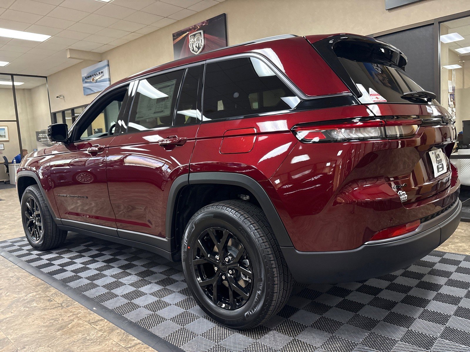 New 2026 Jeep Grand Cherokee Altitude image 8