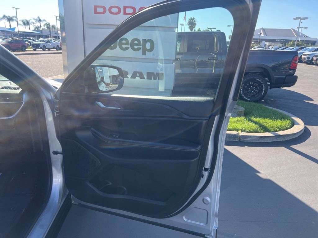 Used 2024 Jeep Grand Cherokee L Laredo image 28