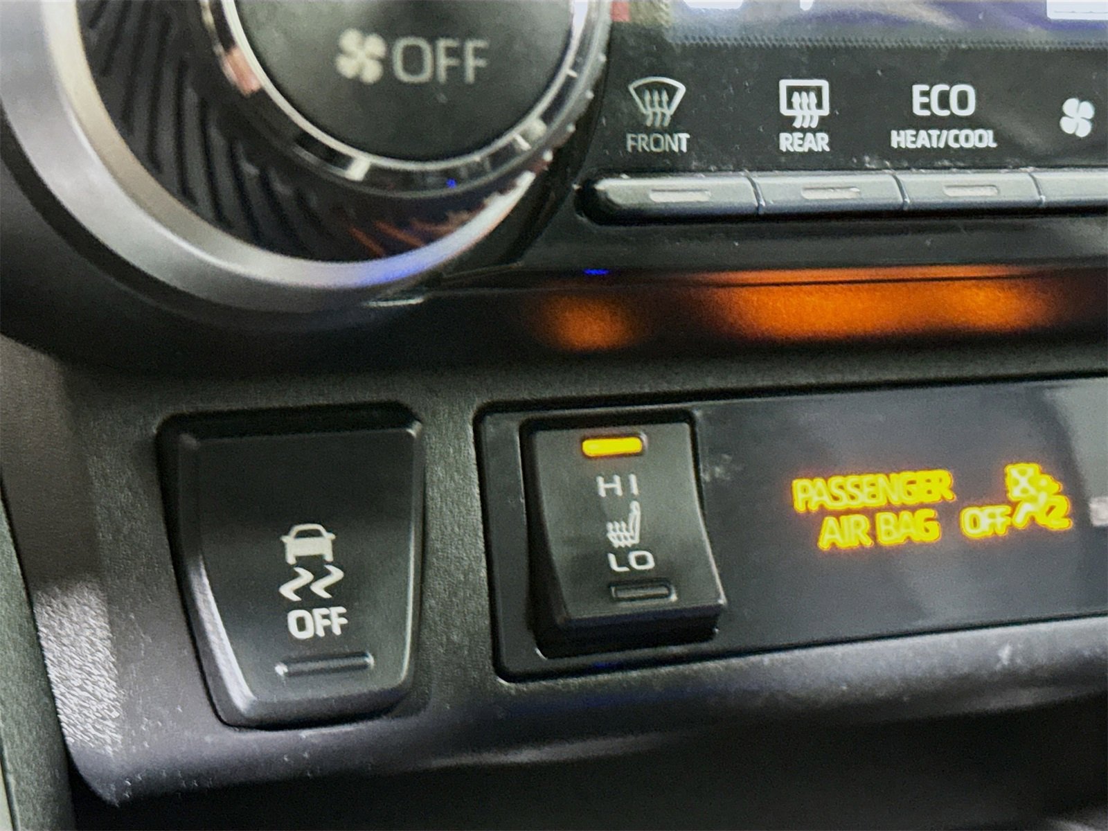 Used 2019 Toyota RAV4 XLE Premium image 17