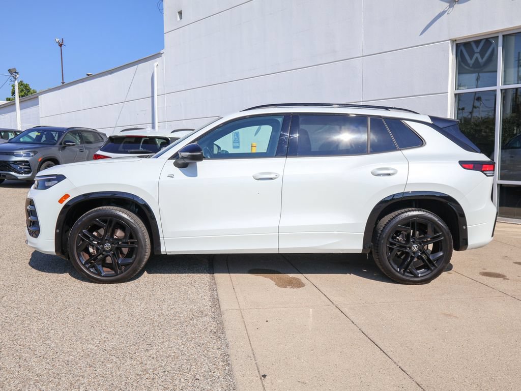 Used 2025 Volkswagen Tiguan SE R-Line AWD/4WD image 2