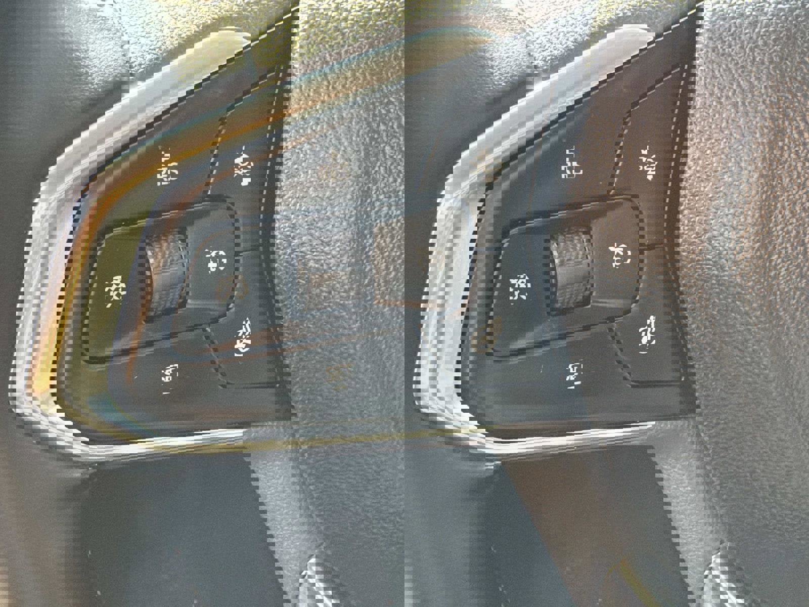 Used 2025 Chevrolet Trax LT w/ LT Convenience Package image 7