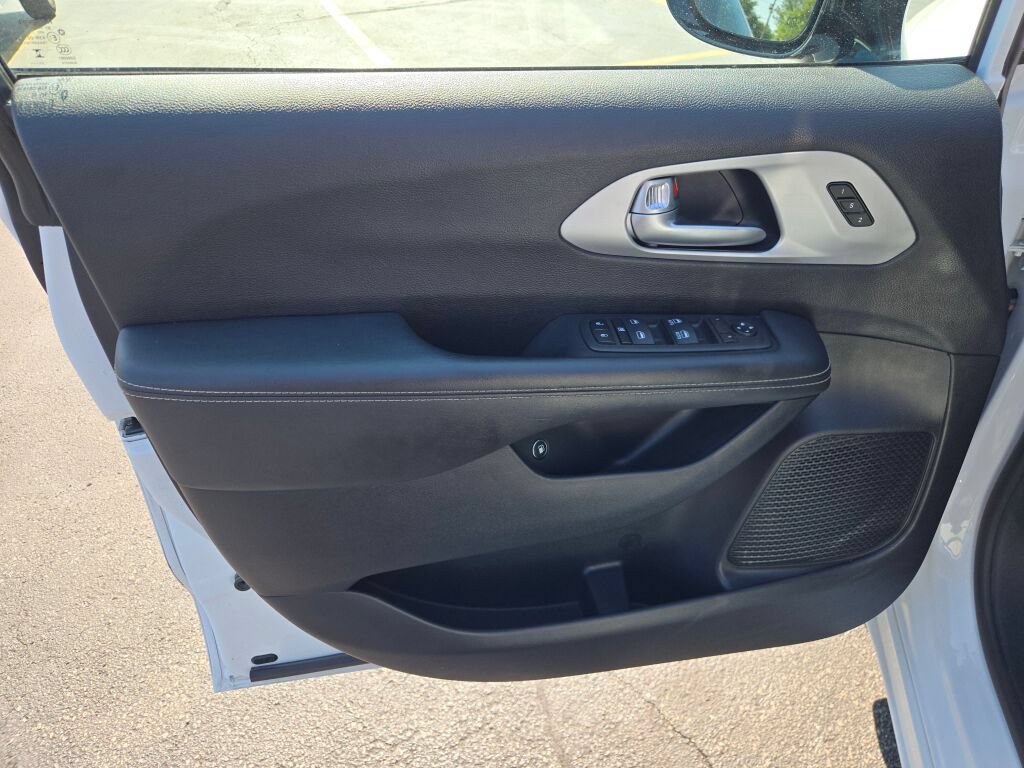 Certified 2024 Chrysler Pacifica Limited FWD image 27