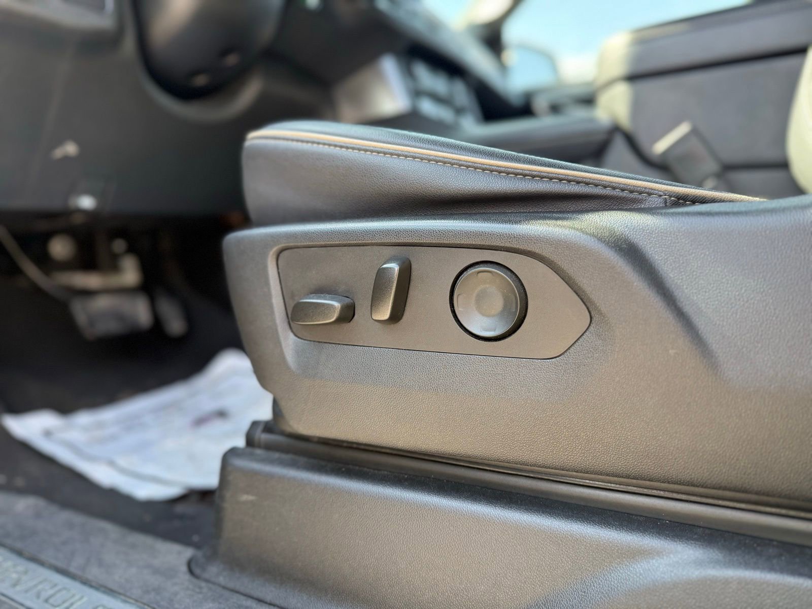 Used 2023 Chevrolet Suburban Premier image 33