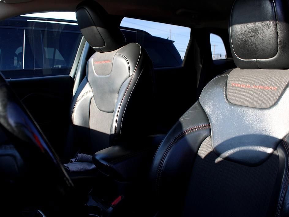 Used 2017 Jeep Cherokee Trailhawk w/ Cold Weather Group image 21