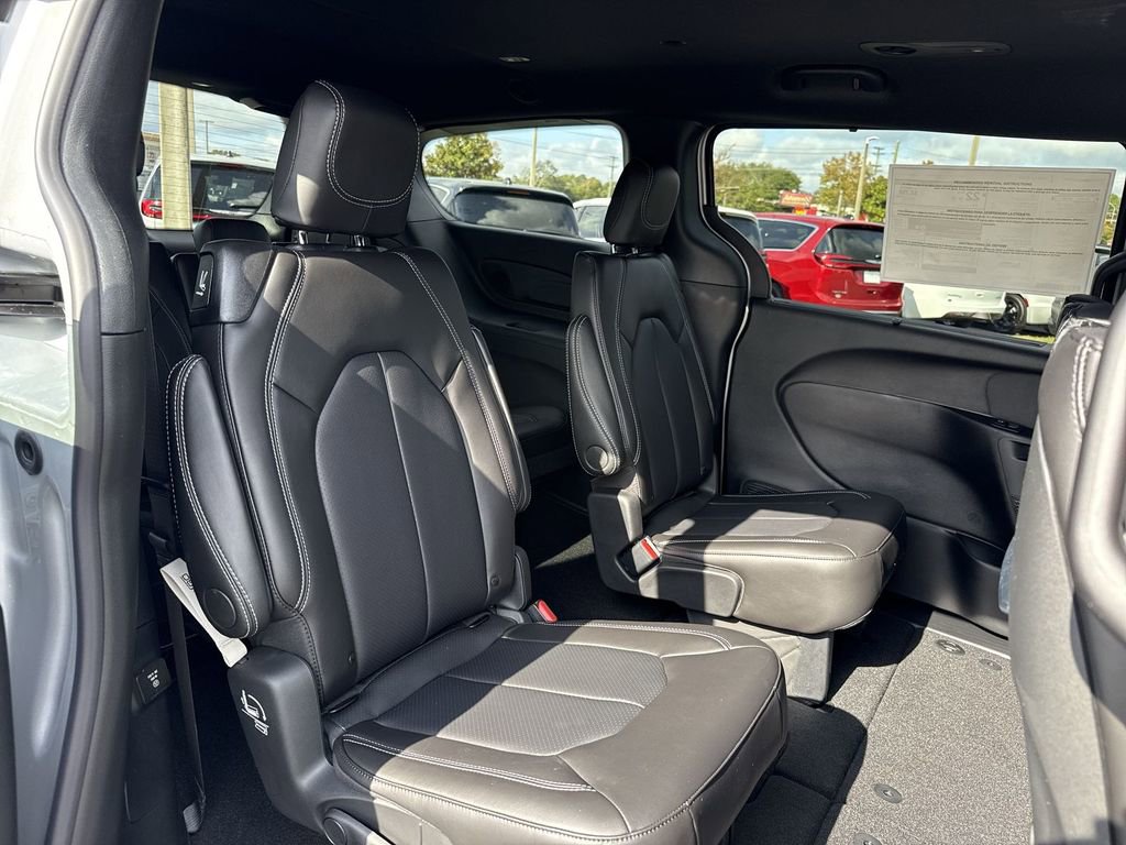 New 2026 Chrysler Pacifica Select FWD image 25