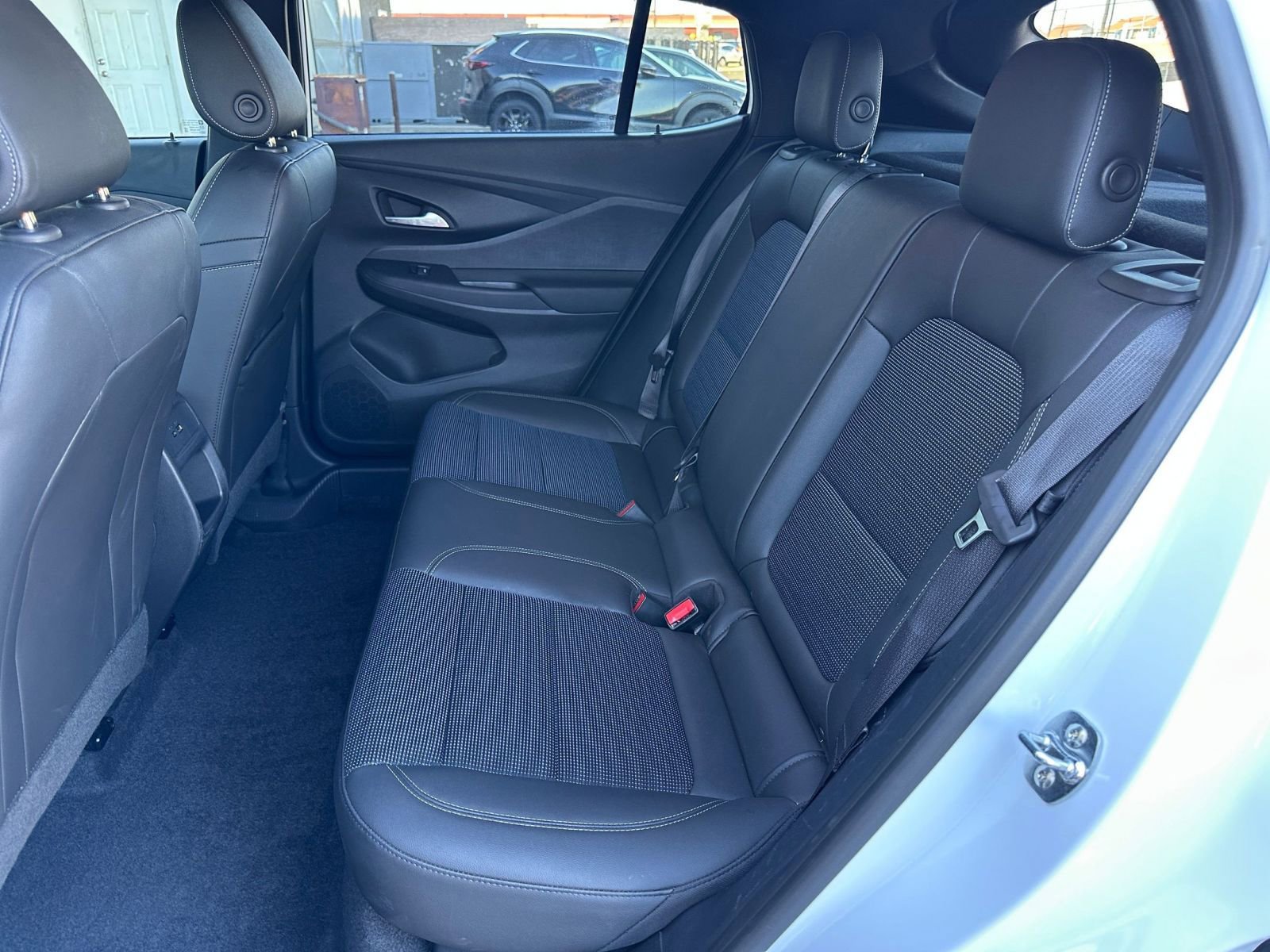 Used 2025 Buick Envista Preferred image 35