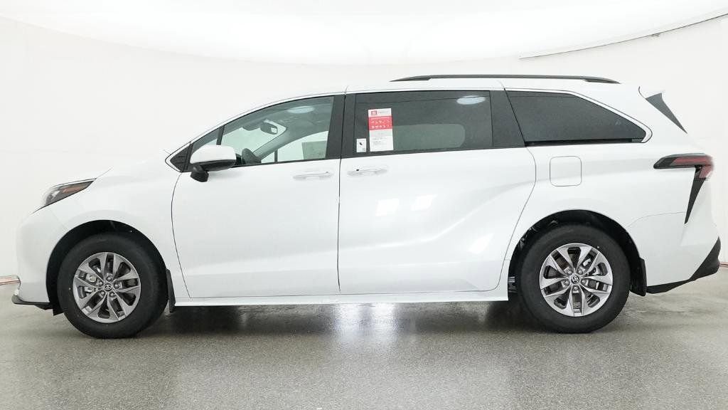 New 2026 Toyota Sienna XLE image 18