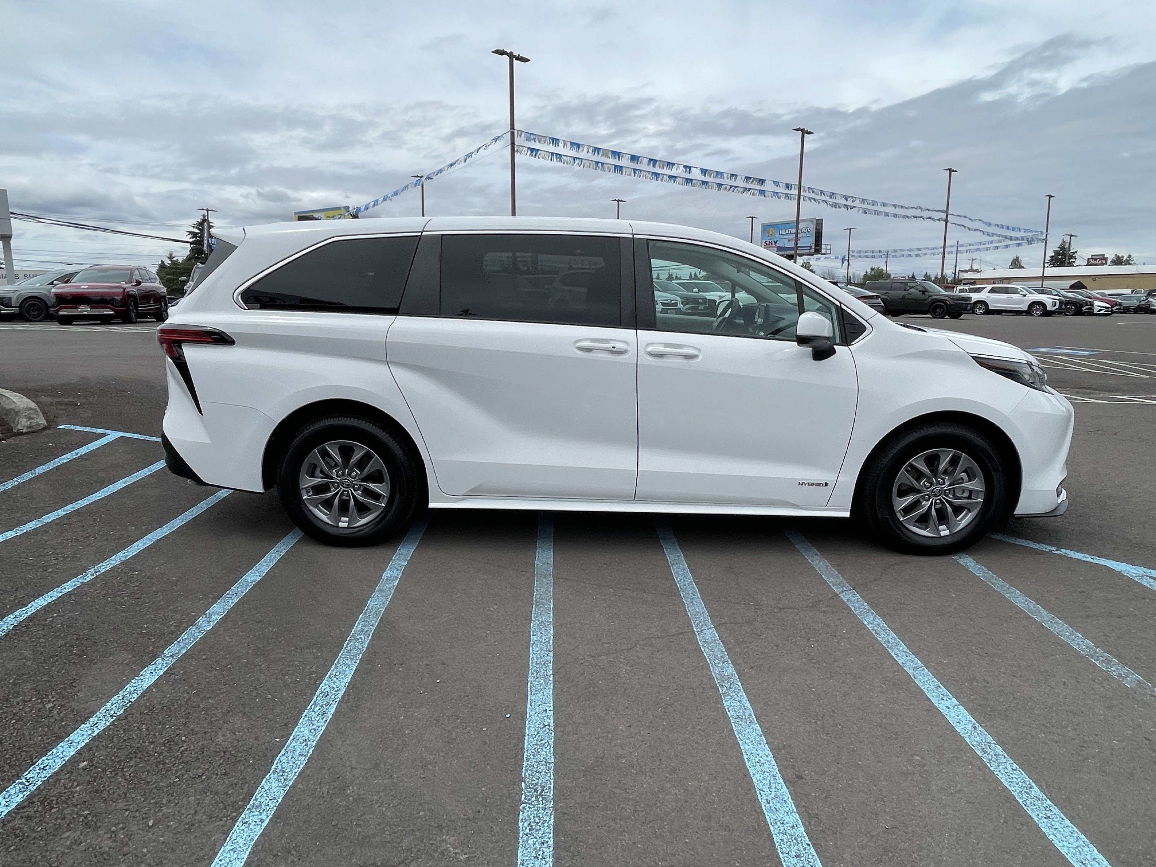 Used 2021 Toyota Sienna LE FWD image 6